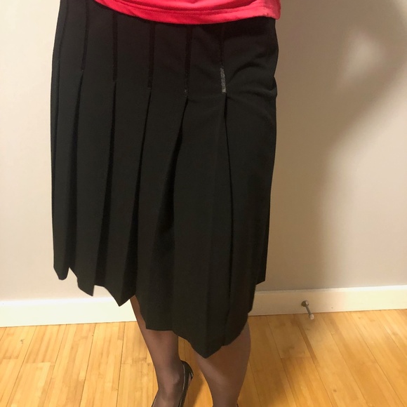 Deane & White beautiful black pleated skirt. Never worn, new condition - Picture 2 of 10